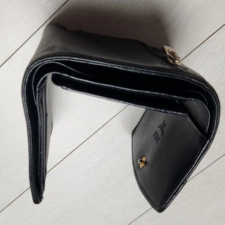 [BUNJANG] MCM Black Bi-fold Wallet / MCM의 고급스러운 블랙 반지갑