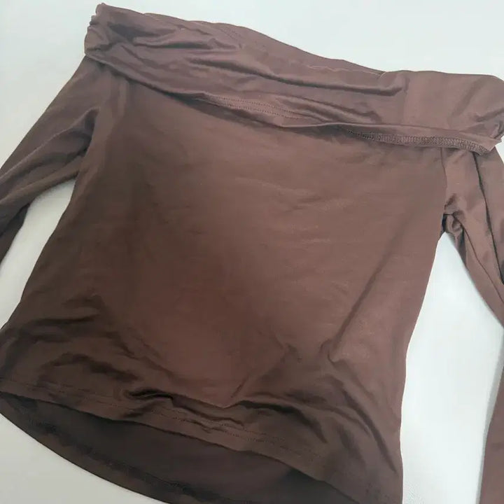 [BUNJANG] Brown Off-Shoulder Long-Sleeve T-Shirt / 갈색 오프숄더