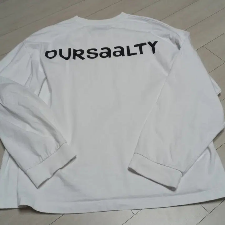 [BUNJANG] OURSSAALTY White Long-Sleeve T-Shirt / OURSSAALTY  흰색 긴팔티셔츠free