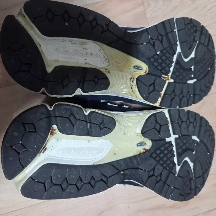 [SOLD OUT] 뉴발 2002 255 팝니다