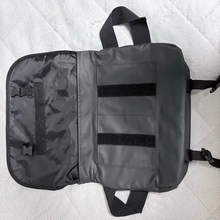 [BUNJANG] Load And Load Needed Cross Messenger Bag (Jet Black) / 로아드로아 니디드 크로스 메신저백 (제트블랙)