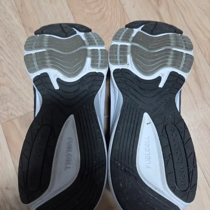 [SOLD OUT] 뉴발 990v6 255 팝니다