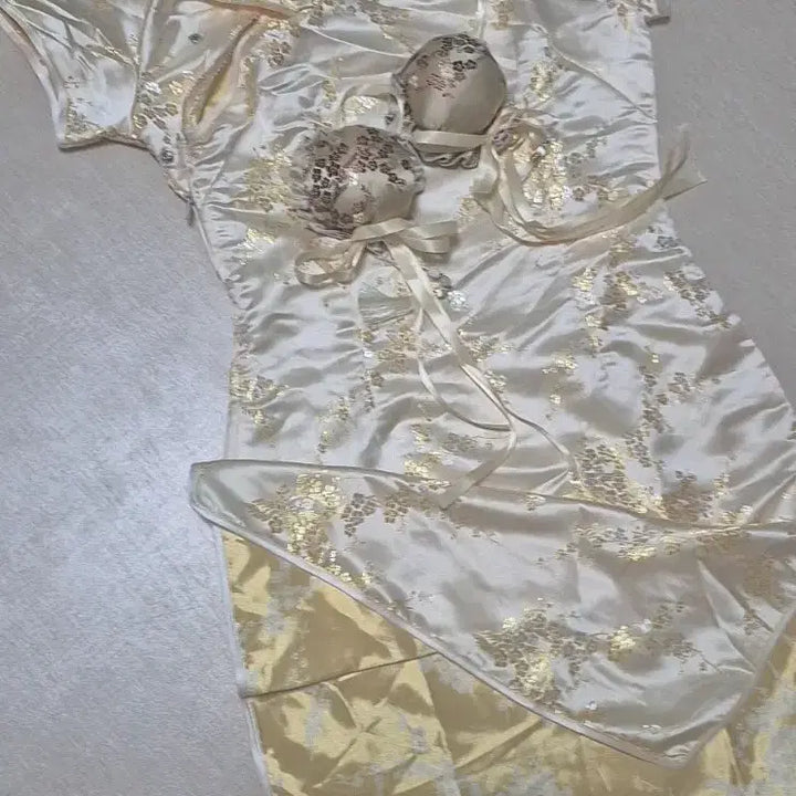 [BUNJANG] Gold Chinoiserie Dress Rental / 졸업사진 고퀄 금색 치파오 대여