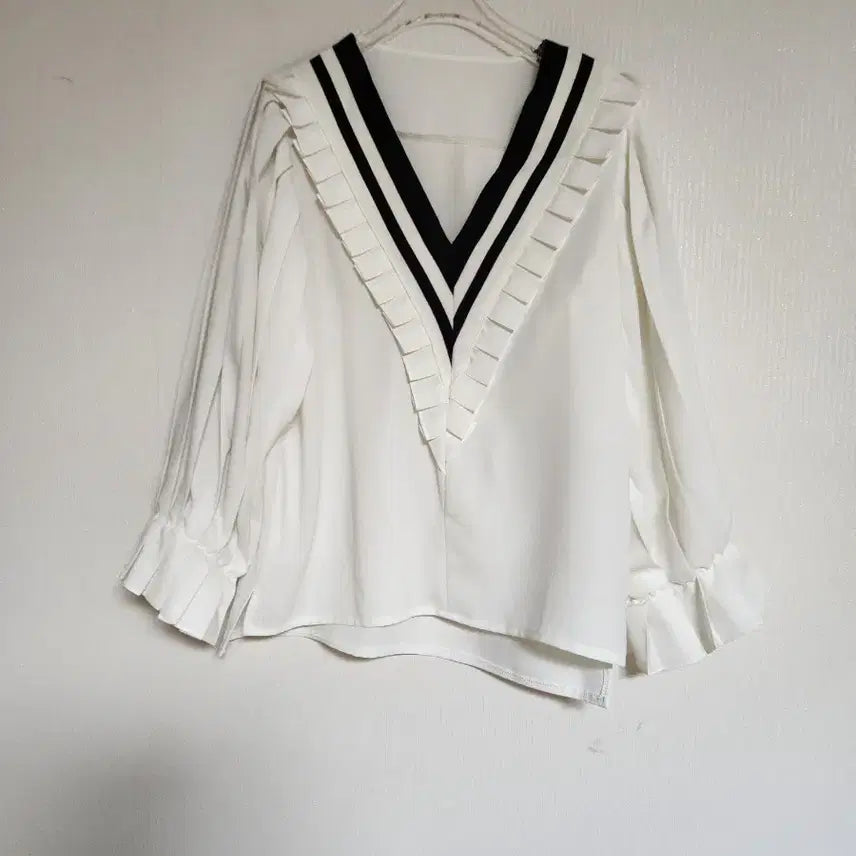 [BUNJANG] DECIBEL Pleated Balloon Sleeve Blouse / DECIBEL 소매 플리츠 벌룬 불라우스66