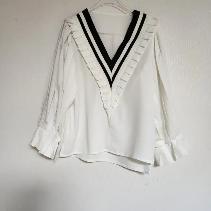 [BUNJANG] DECIBEL Pleated Balloon Sleeve Blouse / DECIBEL 소매 플리츠 벌룬 불라우스66