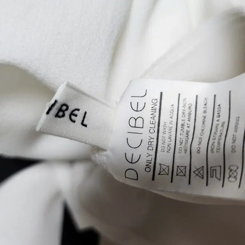 [BUNJANG] DECIBEL Pleated Balloon Sleeve Blouse / DECIBEL 소매 플리츠 벌룬 불라우스66