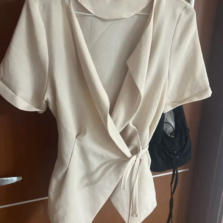 [BUNJANG] Unbranded Ivory Wrap Blouse / 랩 블라우스 아이보리