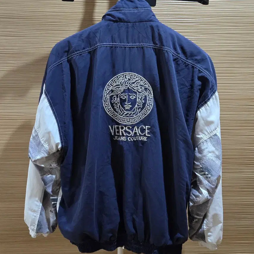 [SOLD OUT] 베르사체 빅 자수로고 바람막이 점퍼 100사이즈.