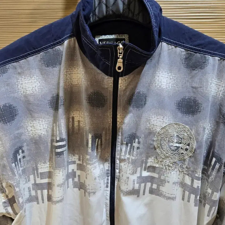 [SOLD OUT] 베르사체 빅 자수로고 바람막이 점퍼 100사이즈.