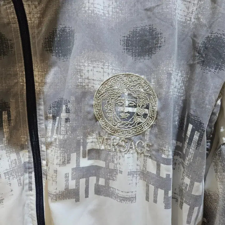 [SOLD OUT] 베르사체 빅 자수로고 바람막이 점퍼 100사이즈.