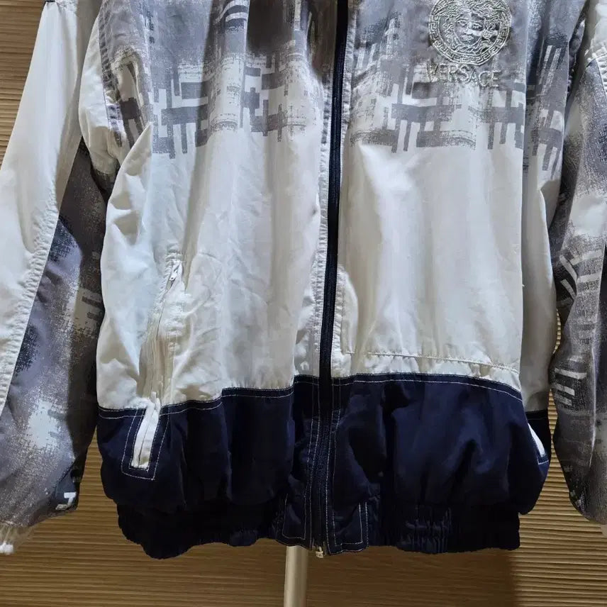 [SOLD OUT] 베르사체 빅 자수로고 바람막이 점퍼 100사이즈.