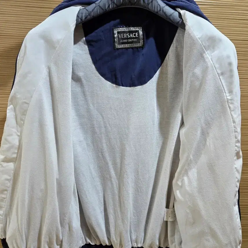 [SOLD OUT] 베르사체 빅 자수로고 바람막이 점퍼 100사이즈.