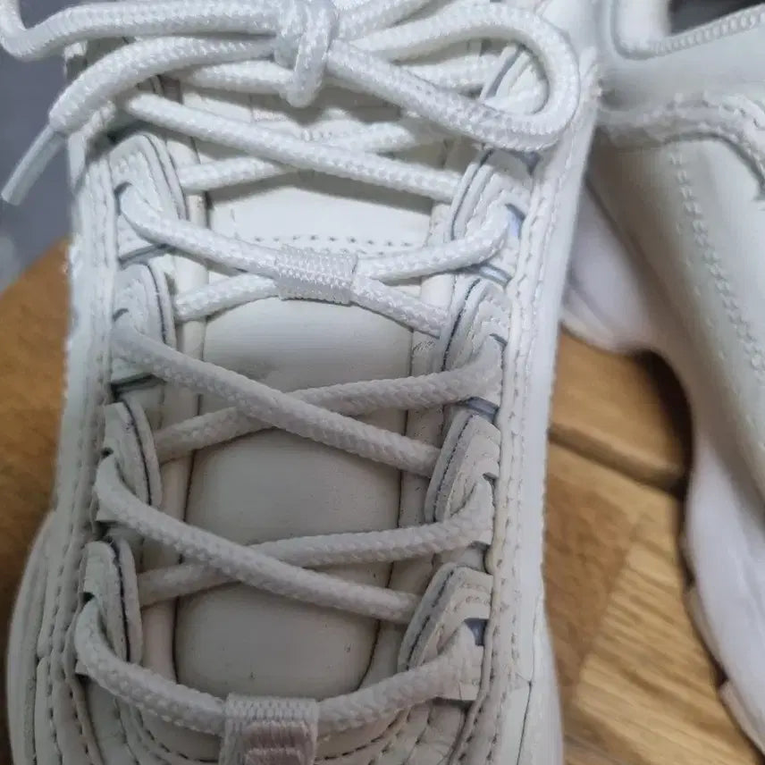 [BUNJANG] Fila Disruptor White Sneakers 235 / 휠라 디스럽터굽흰색 스니커즈 235
