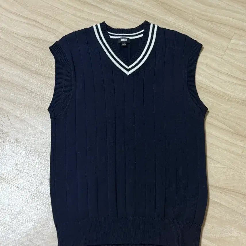 [BUNJANG] Uniqlo V-Neck Knit Vest Navy (Small) / 유니클로 V넥 니트 베스트 네이비 (스몰)