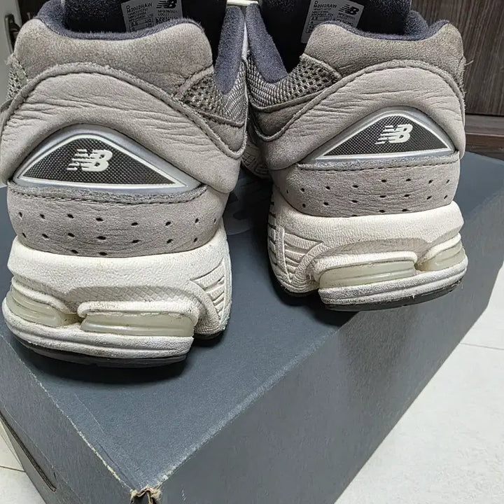 [SOLD OUT] 뉴발란스 2002R 그레이 운동화 265 상태좋음