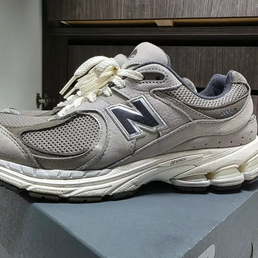 [SOLD OUT] 뉴발란스 2002R 그레이 운동화 265 상태좋음