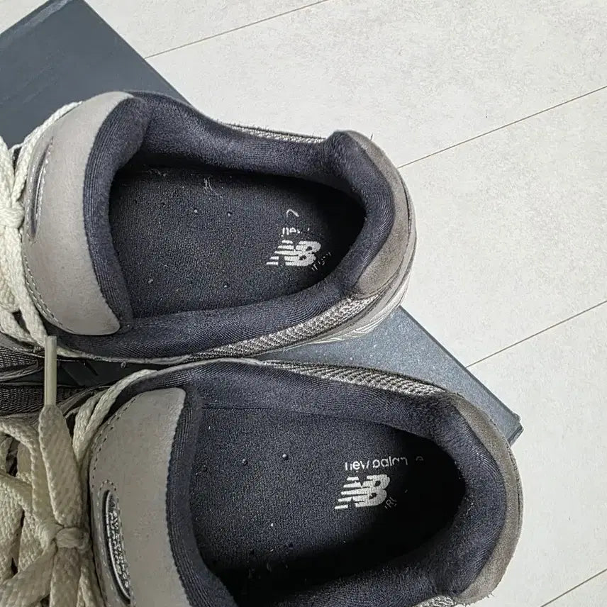 [SOLD OUT] 뉴발란스 2002R 그레이 운동화 265 상태좋음