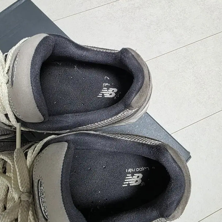 [SOLD OUT] 뉴발란스 2002R 그레이 운동화 265 상태좋음
