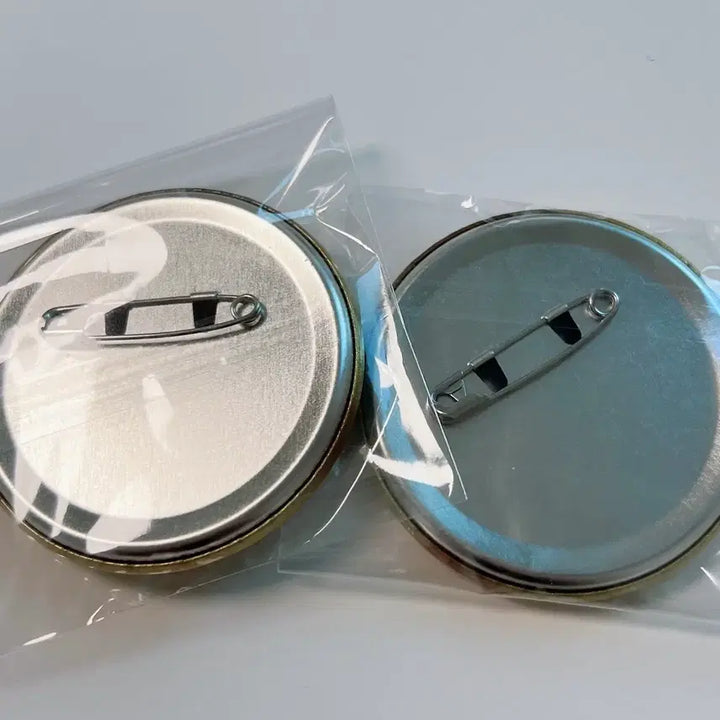 [BUNJANG] Attack on Titan Levi &amp; Erwin Smith Magician Can Badge Bundle Set / 일괄 진격의거인 리바이 엘빈 마술사 캔뱃지