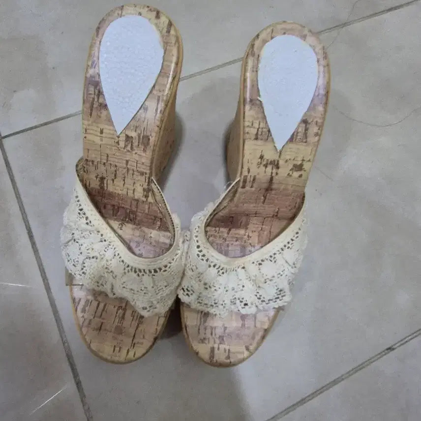 [BUNJANG] Gyarukal Lace Wedge Heel Slippers / 갸루깔 레이스 웨지힐슬리퍼