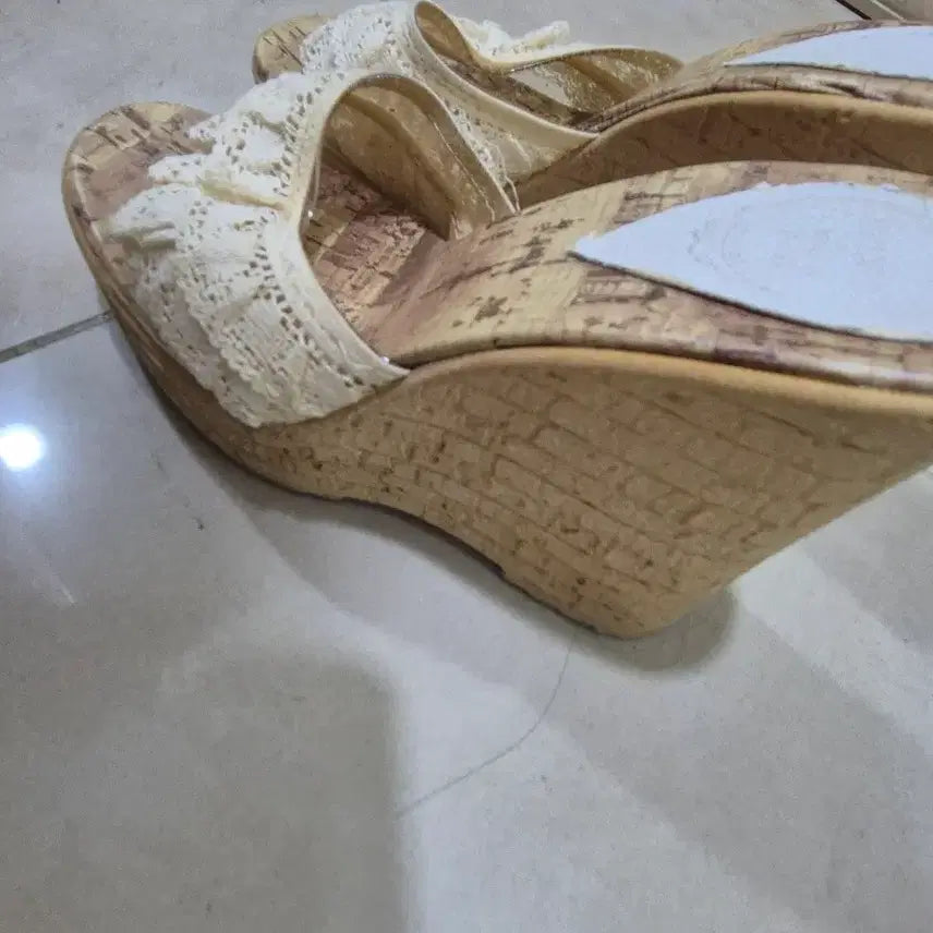 [BUNJANG] Gyarukal Lace Wedge Heel Slippers / 갸루깔 레이스 웨지힐슬리퍼