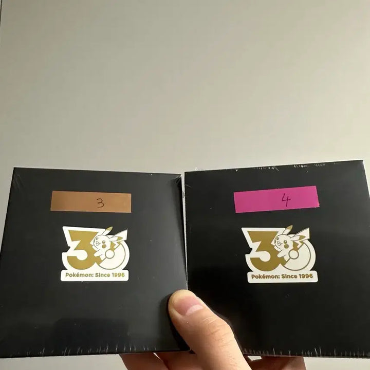 [SOLD OUT] [미개봉] 3월,4월 2종 일괄 포켓몬 30주년 기념 뱃지 판매해요