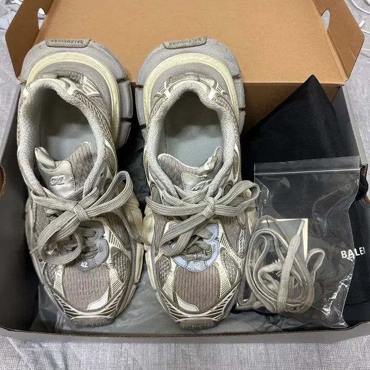 [BUNJANG] Balenciaga 3XL Eggshell Sneakers / 발렌시아가 3xl 에그쉘(42)