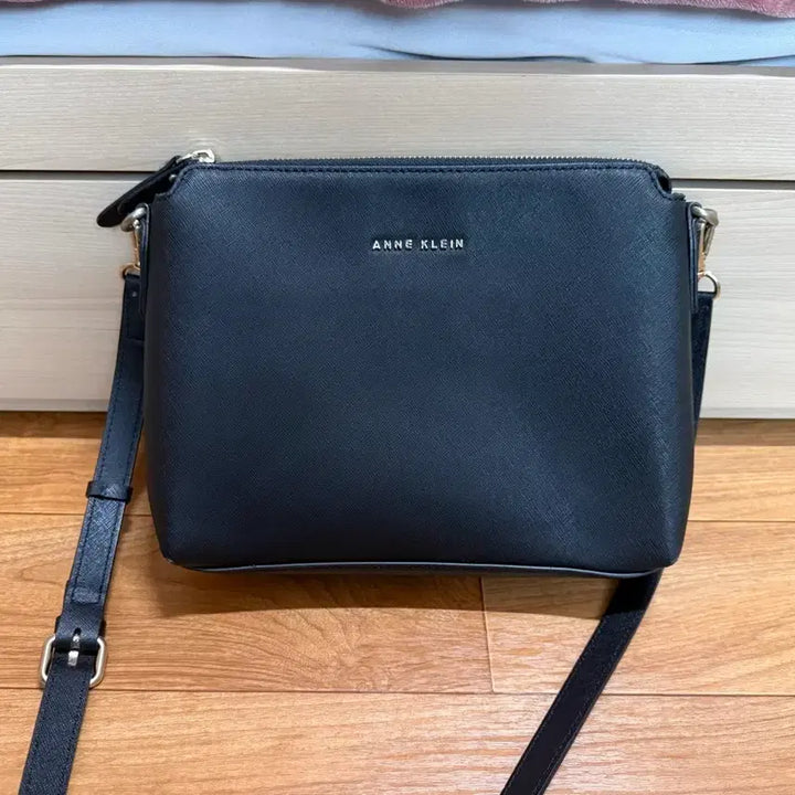 [BUNJANG] Anne Klein Leather Crossbody Bag Black / 앤클라인 엔클라인 소가죽 크로스백 여성 가방 블랙검정검은색