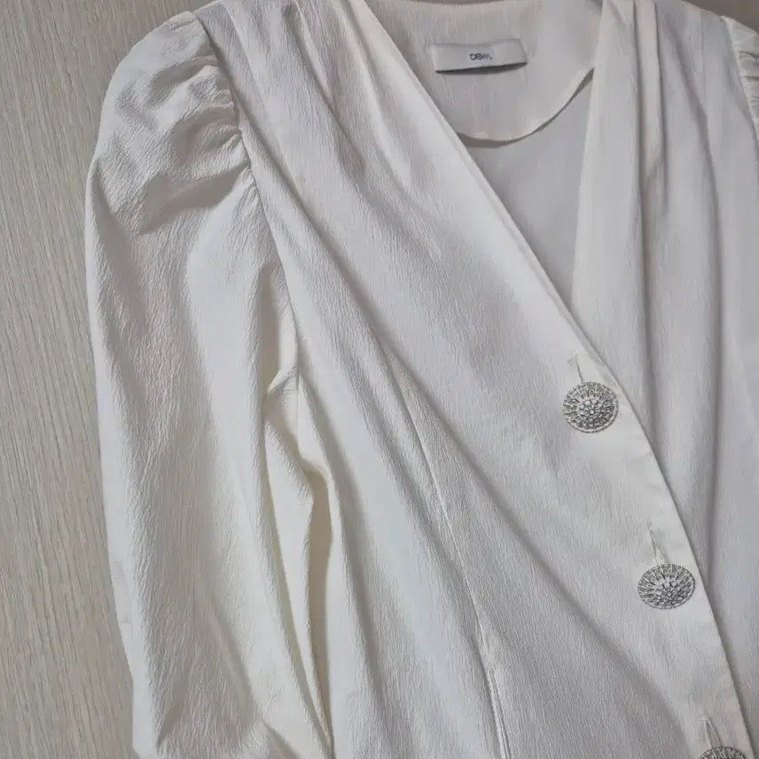 [SOLD OUT] 듀엘 블라우스 브이넥 퍼프 블라우스 55