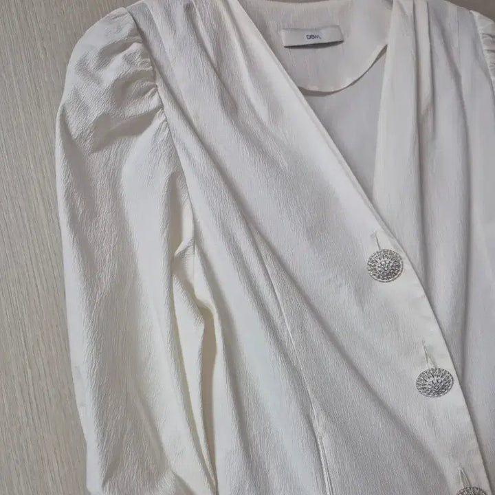 [SOLD OUT] 듀엘 블라우스 브이넥 퍼프 블라우스 55