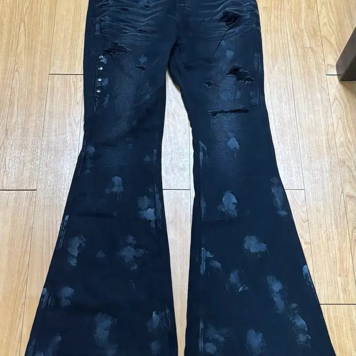 [BUNJANG] Under My Car Distressed Wide Flare Jeans (Mud Black) / [2] 언더마이카 머드 디스트로이드 와이드 플레어진 머드블랙