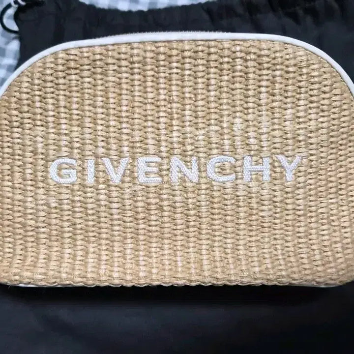 [BUNJANG] Givenchy Raffia Pouch Bag / 지방시 라피아 파우치 백