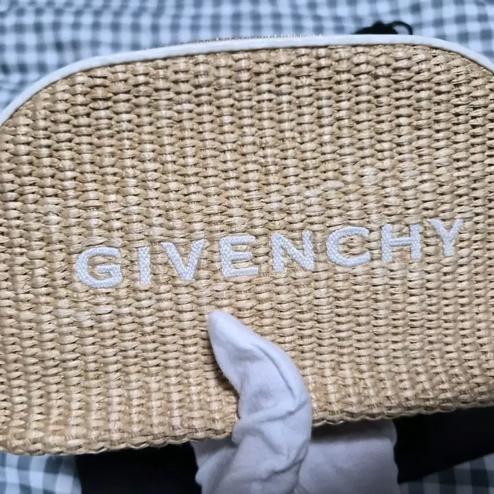 [BUNJANG] Givenchy Raffia Pouch Bag / 지방시 라피아 파우치 백