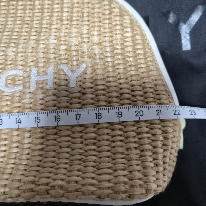 [BUNJANG] Givenchy Raffia Pouch Bag / 지방시 라피아 파우치 백