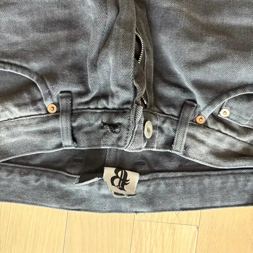 [SOLD OUT] 블랙아웃 페인팅 데님 M
