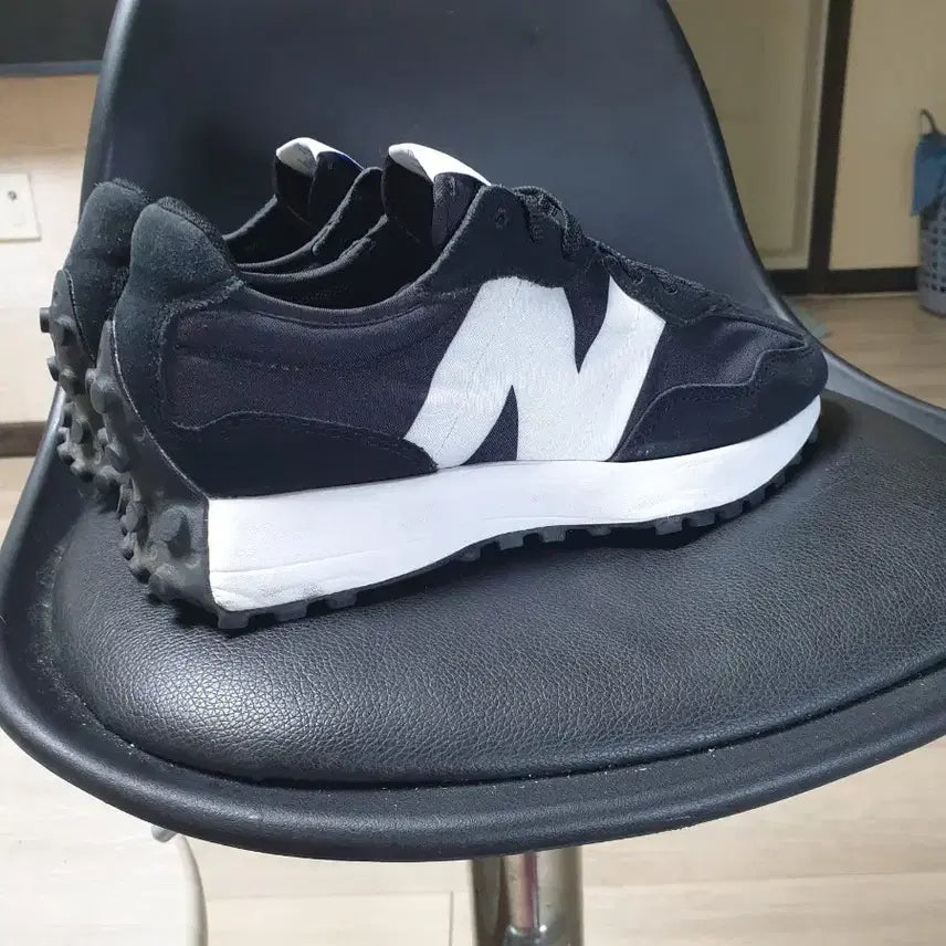 [BUNJANG] New Balance 327 Black Sneakers 250 / 뉴발란스 327 블랙 스니커즈 250