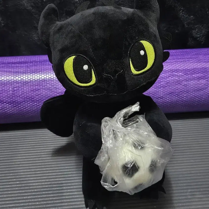 [BUNJANG] How to Train Your Dragon Toothless Doll / (드래곤 길들이기) 축구공 든 투슬리스 인형