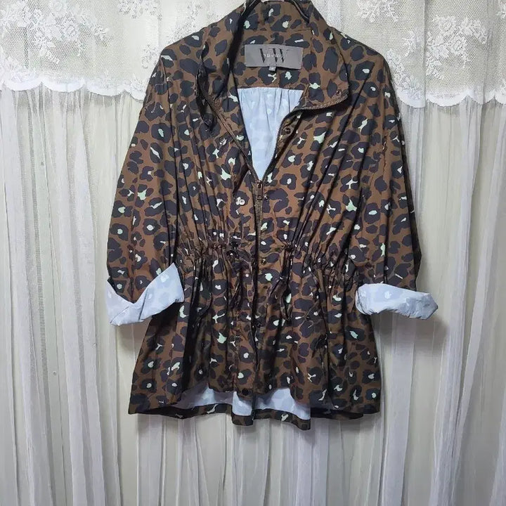 [BUNJANG] Vera Wang Leopard Print Windbreaker Jacket / 베라왕 레오파드 허리스트링 윈드브레이커 점퍼