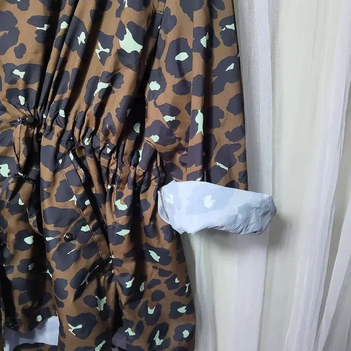 [BUNJANG] Vera Wang Leopard Print Windbreaker Jacket / 베라왕 레오파드 허리스트링 윈드브레이커 점퍼