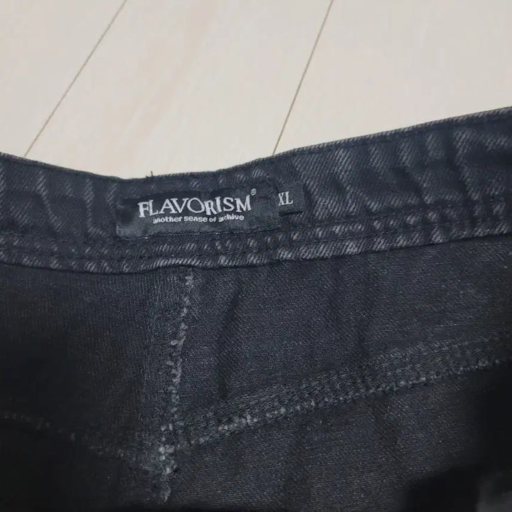[BUNJANG] Flavor Jin Vintage Embroidered Denim Pants / 플레이버진 빈티지 자수 데님 팬츠