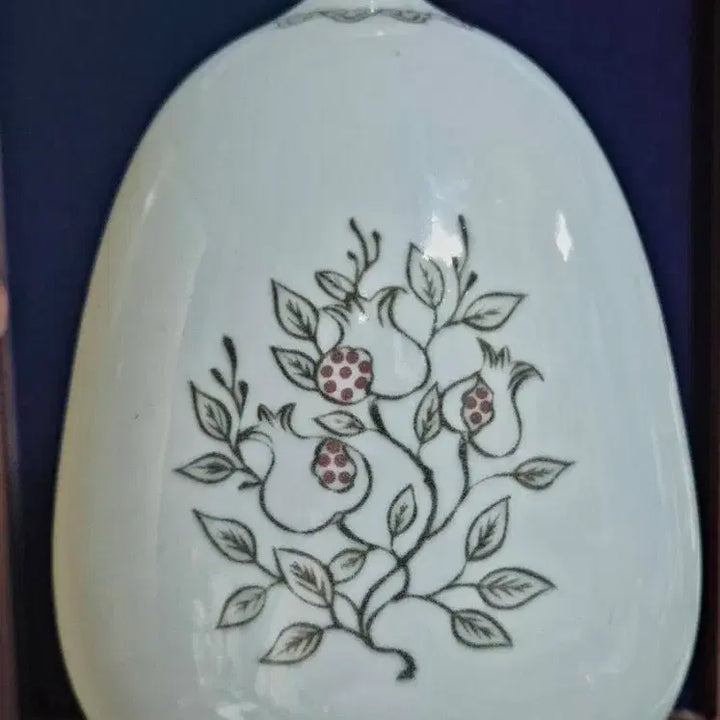 [BUNJANG] Park In-won Celadon Porcelain Pomegranate Vase / 백자 석류문산두병 고선 박인원