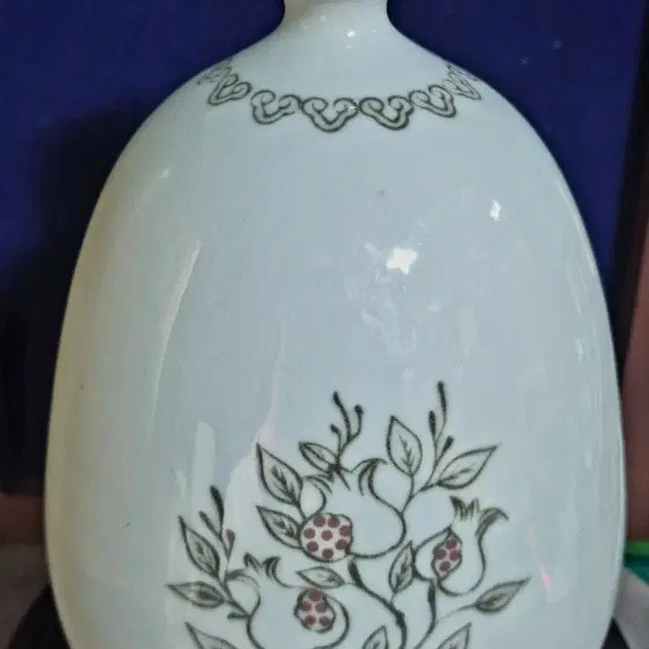[BUNJANG] Park In-won Celadon Porcelain Pomegranate Vase / 백자 석류문산두병 고선 박인원