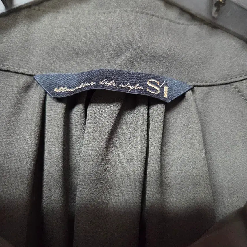 [SOLD OUT] 카키색 롤업 셔츠 블라우스