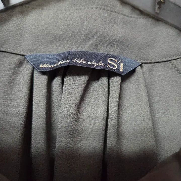 [SOLD OUT] 카키색 롤업 셔츠 블라우스