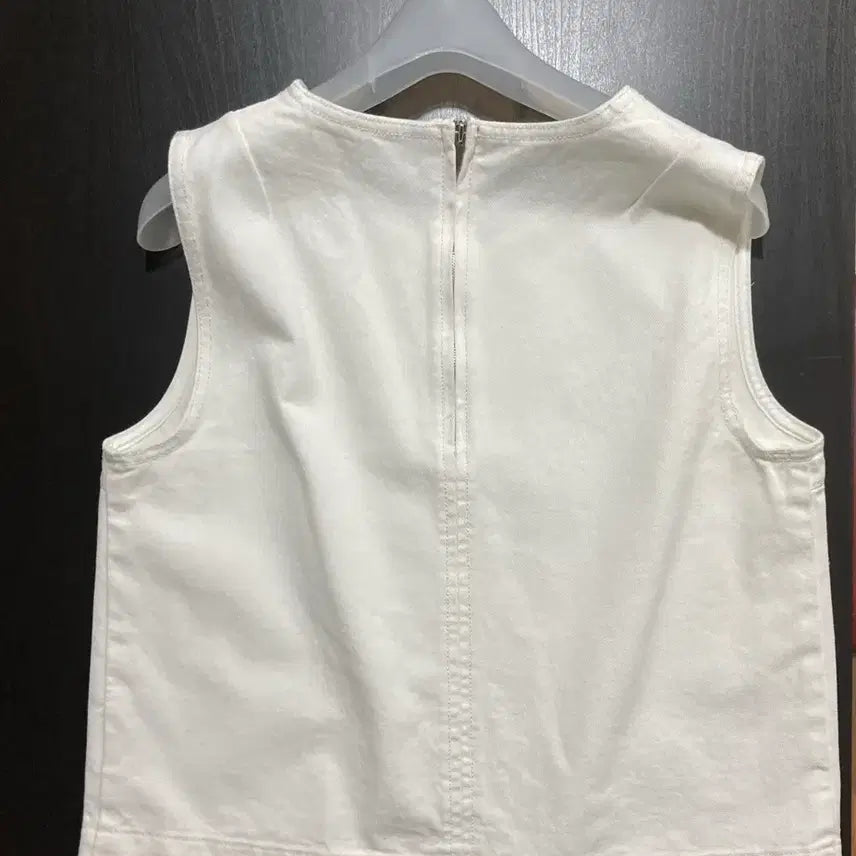 [SOLD OUT] 파사드패턴 데님 슬리브리스 탑 (Clean White / S)