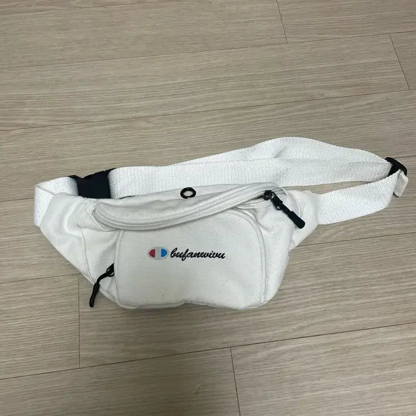 [BUNJANG] White Crossbody Bag / 크로스백