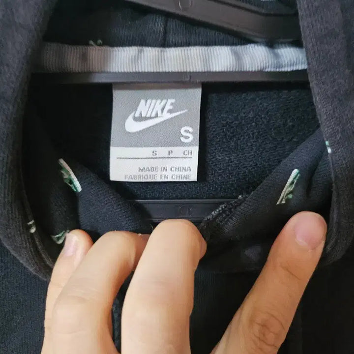 [BUNJANG] Nike Black Hoodie Heart Pattern S / 나이키 검정 후드티 신발 하트 패턴 S