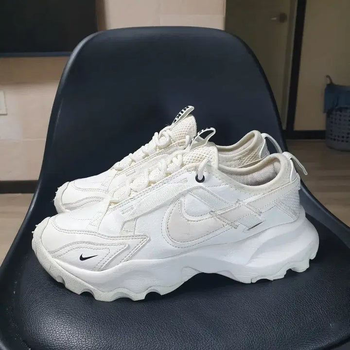 [SOLD OUT] 나이키 운동화 화이트 235