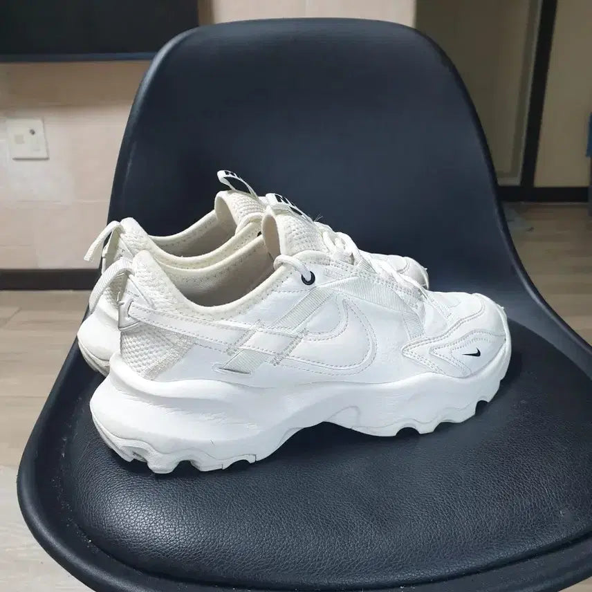 [SOLD OUT] 나이키 운동화 화이트 235