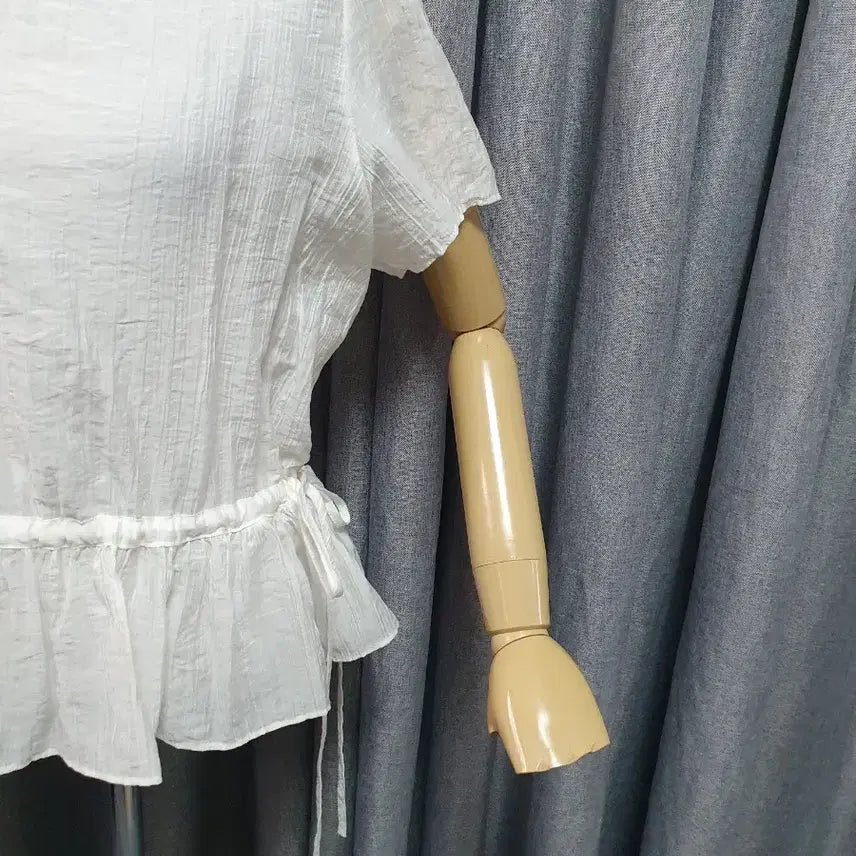 [SOLD OUT] 끈디테일 화이트 블라우스